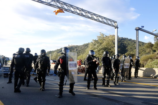 Catalan Mossos police on the AP-7 highway near the French border (by Xavier Pi)